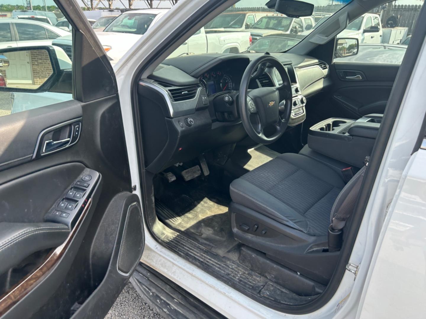 2017 White Chevrolet Tahoe (1GNSCEEC0HR) with an 5.3L V8 F OHV 16V engine, Automatic transmission, located at 1687 Business 35 S, New Braunfels, TX, 78130, (830) 625-7159, 29.655487, -98.051491 - Photo#4